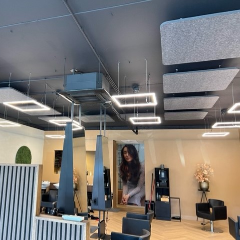 Quadratische EASYfelt Deckeninseln aus PET-Filz, verwendet in einem Friseursalon