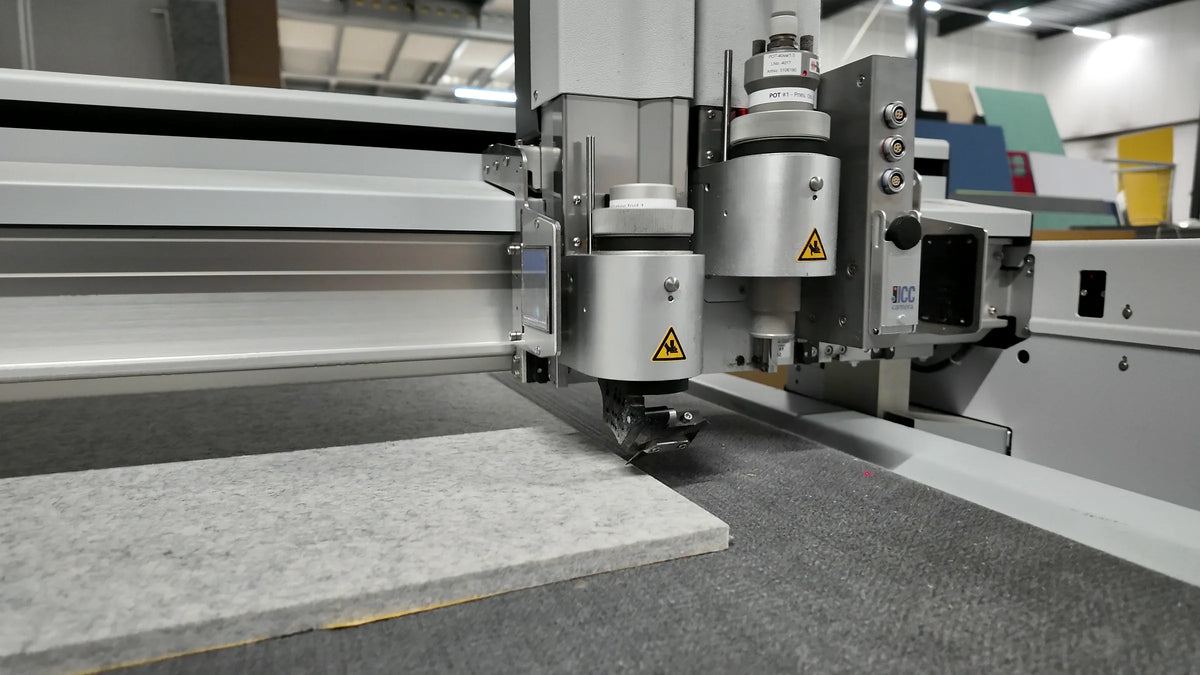 Schneidemaschine in der Silensa-Werkstatt