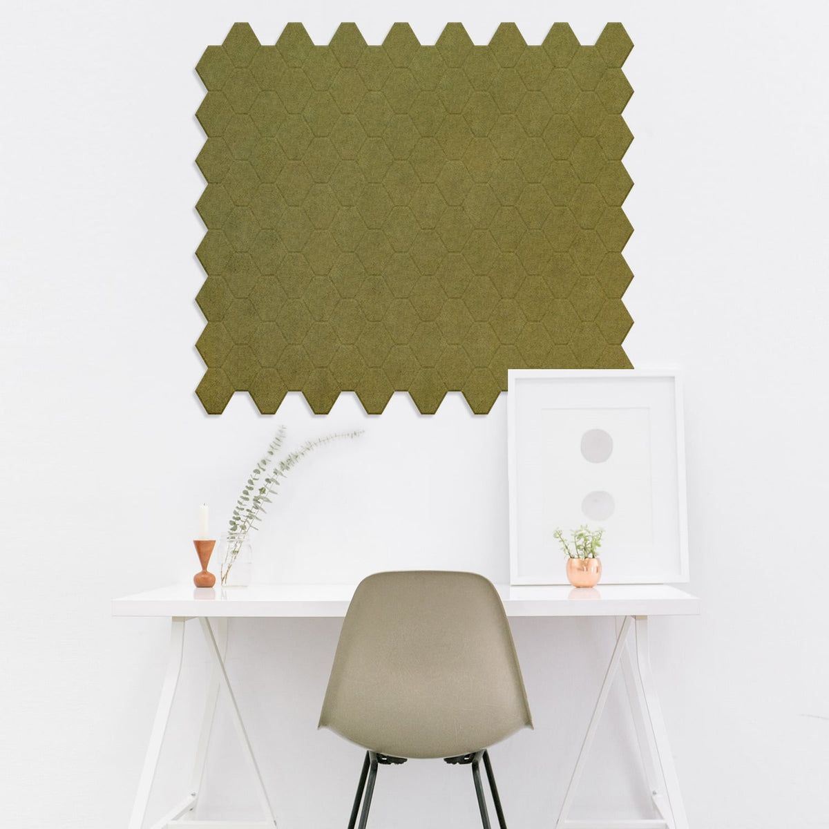 Visualisatie van een EASYfelt Stick Lohex wandpatroon boven een werkplek